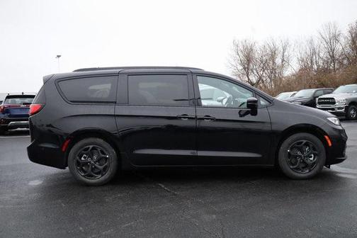 2025 Chrysler Pacifica Hybrid Premium S Appearance Pkg