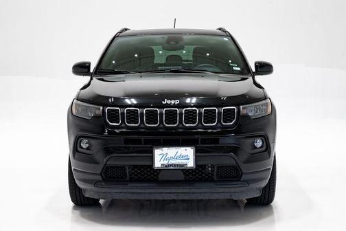 Diamond Black Crystal Pearlcoat 2025 Jeep Compass Latitude