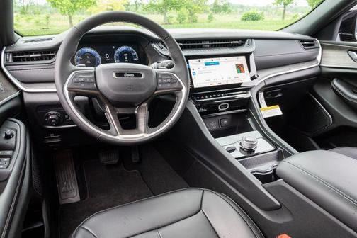 Diamond Black Crystal Pearlcoat 2026 Jeep Grand Cherokee Limited