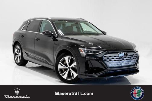 Mythos Black Metallic 2024 Audi Q8 e-tron Premium Plus