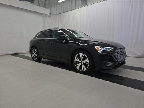 Mythos Black Metallic 2024 Audi Q8 e-tron Premium Plus