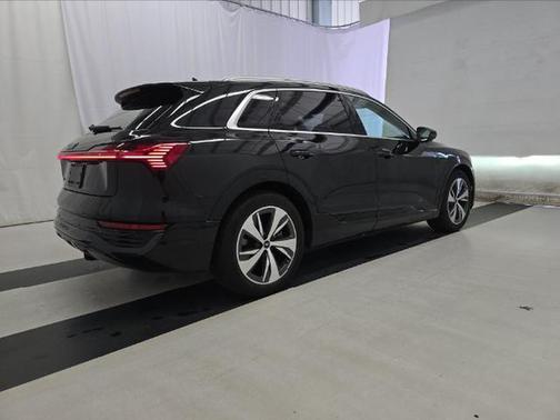 Mythos Black Metallic 2024 Audi Q8 e-tron Premium Plus