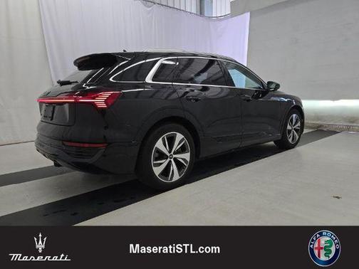 Mythos Black Metallic 2024 Audi Q8 e-tron Premium Plus