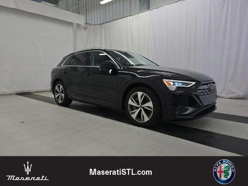 Mythos Black Metallic 2024 Audi Q8 e-tron Premium Plus