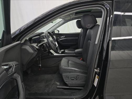 Mythos Black Metallic 2024 Audi Q8 e-tron Premium Plus