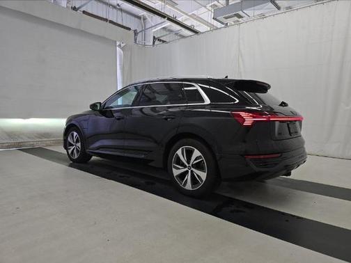 Mythos Black Metallic 2024 Audi Q8 e-tron Premium Plus