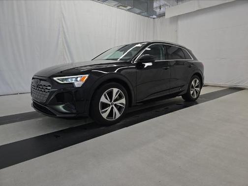 Mythos Black Metallic 2024 Audi Q8 e-tron Premium Plus