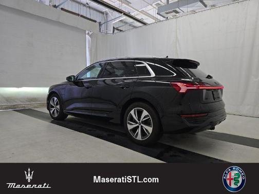 Mythos Black Metallic 2024 Audi Q8 e-tron Premium Plus