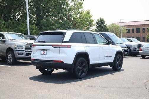 2025 Jeep Grand Cherokee Laredo