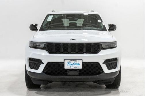 Bright White Clearcoat 2023 Jeep Grand Cherokee Altitude