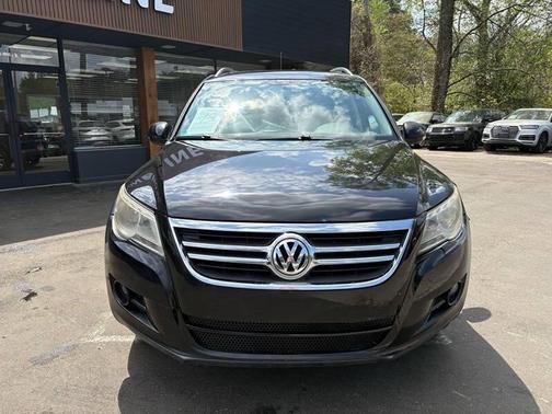 Deep Black Metallic 2011 Volkswagen Tiguan SE
