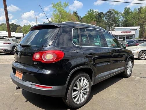 Deep Black Metallic 2011 Volkswagen Tiguan SE