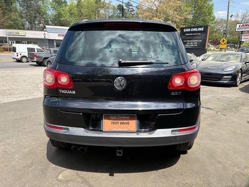 Deep Black Metallic 2011 Volkswagen Tiguan SE