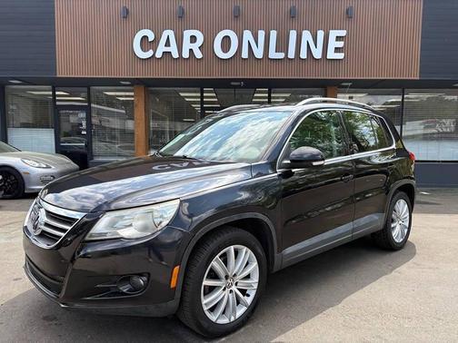 Deep Black Metallic 2011 Volkswagen Tiguan SE