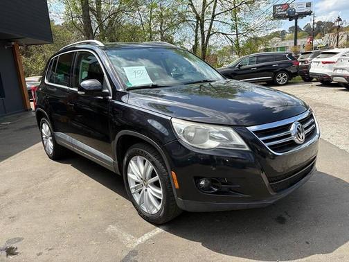 Deep Black Metallic 2011 Volkswagen Tiguan SE