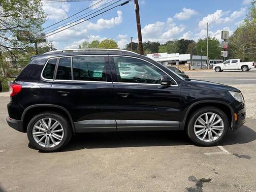 Deep Black Metallic 2011 Volkswagen Tiguan SE