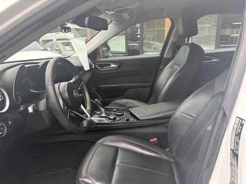 Alfa White 2017 Alfa Romeo Giulia Base