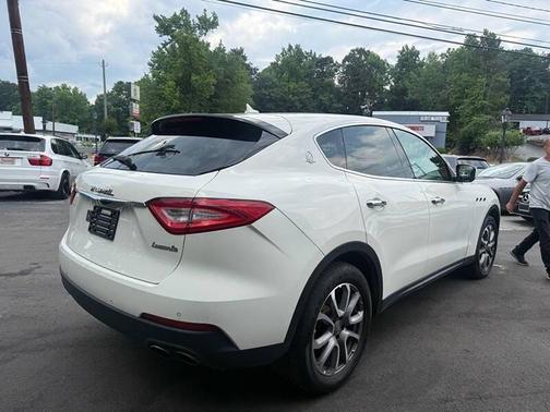 Bianco 2017 Maserati Levante S