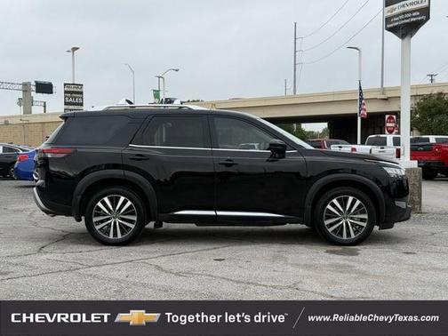 Super Black 2022 Nissan Pathfinder Platinum 2WD