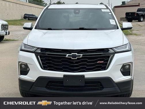 Iridescent Pearl Tricoat 2023 Chevrolet Traverse RS