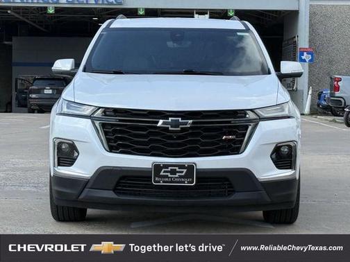 Iridescent Pearl Tricoat 2023 Chevrolet Traverse RS