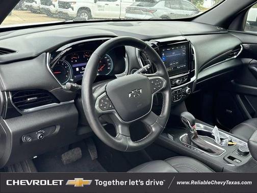 Iridescent Pearl Tricoat 2023 Chevrolet Traverse RS