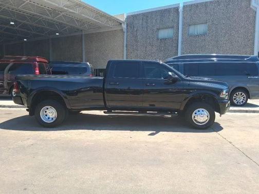 Brilliant Black Crystal Pearlcoat 2018 RAM 3500 Laramie Crew Cab 4x4 8' Box