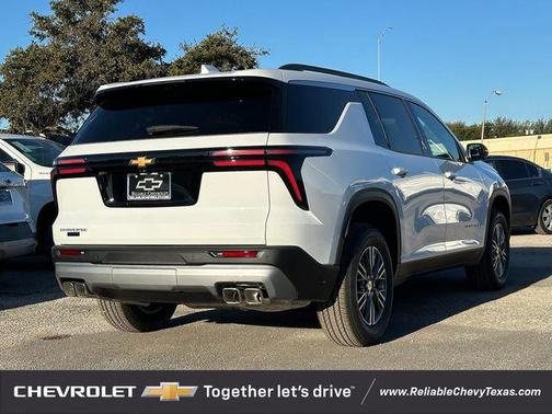 Summit White 2026 Chevrolet Traverse LT
