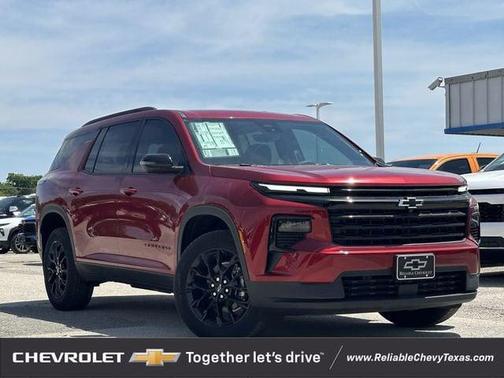Radiant Red Tintcoat 2026 Chevrolet Traverse LT