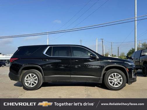 Mosaic Black Metallic 2022 Chevrolet Traverse LS