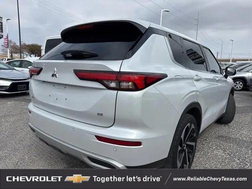 2023 Mitsubishi Outlander SE
