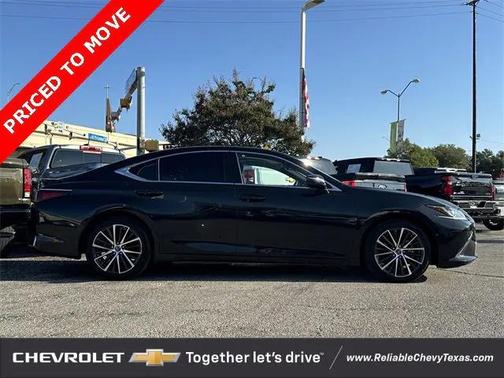 2022 Lexus ES 300h Base