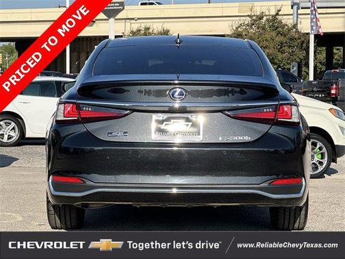 2022 Lexus ES 300h Base