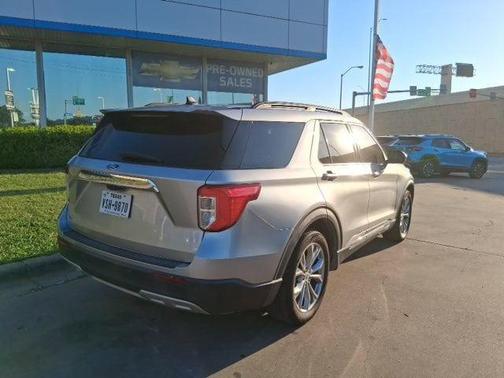 ICONIC SILVER METALLIC 2021 Ford Explorer XLT