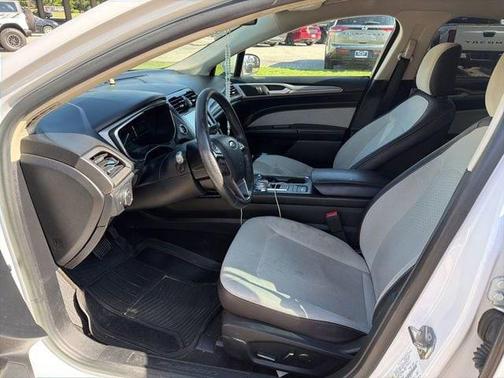 OXFORD WHITE 2020 Ford Fusion SE