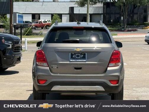 Stone Gray Metallic 2022 Chevrolet Trax LT
