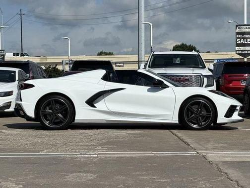 Arctic White 2025 Chevrolet Corvette Stingray w/2LT