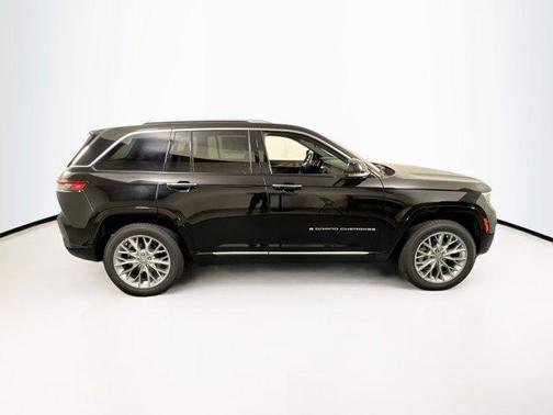 2022 Jeep Grand Cherokee Summit
