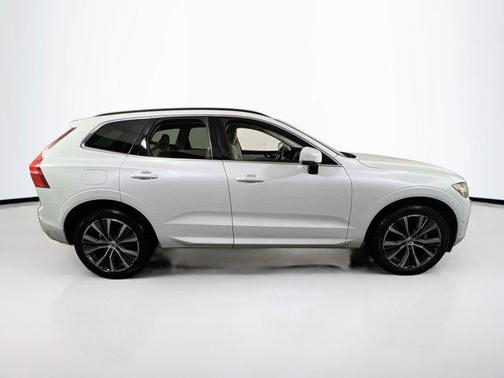 2022 Volvo XC60 B5 Momentum