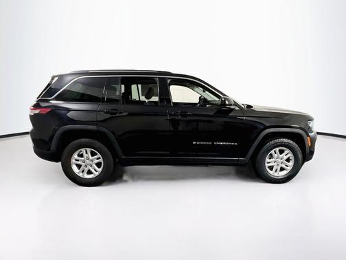 Diamond Black Crystal Pearlcoat 2023 Jeep Grand Cherokee Laredo