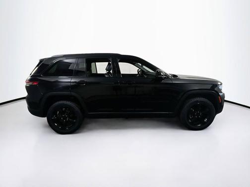 Diamond Black Crystal Pearlcoat 2023 Jeep Grand Cherokee Altitude