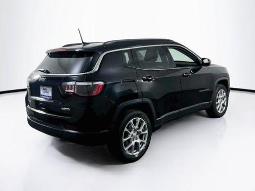 Diamond Black Crystal Pearlcoat 2022 Jeep Compass Latitude Lux