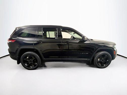 Diamond Black Crystal Pearlcoat 2023 Jeep Grand Cherokee Limited