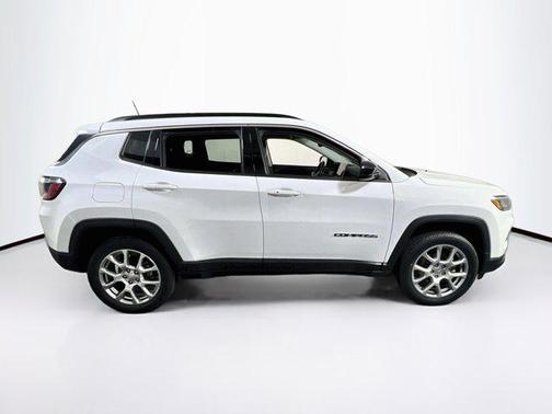 Bright White Clearcoat 2022 Jeep Compass Latitude Lux