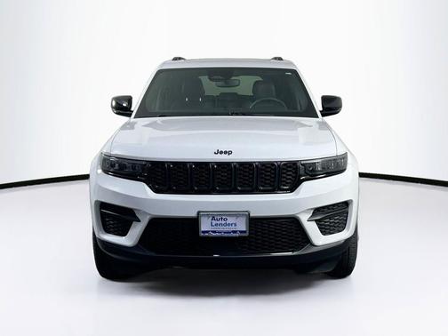Bright White Clearcoat 2023 Jeep Grand Cherokee Altitude