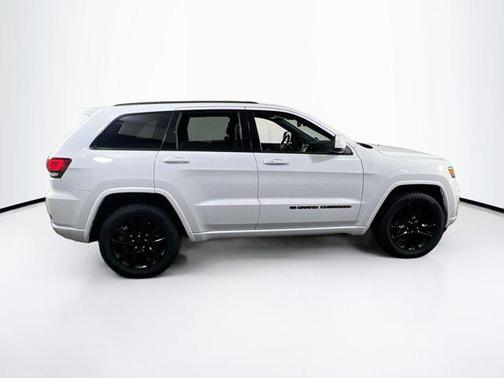 2022 Jeep Grand Cherokee Laredo