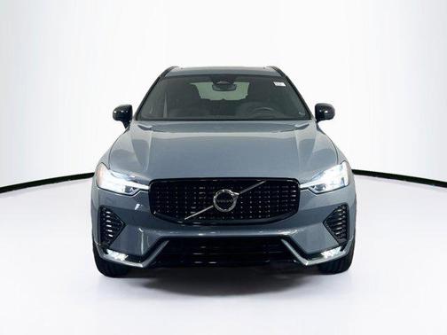 2022 Volvo XC60 B6 R-Design