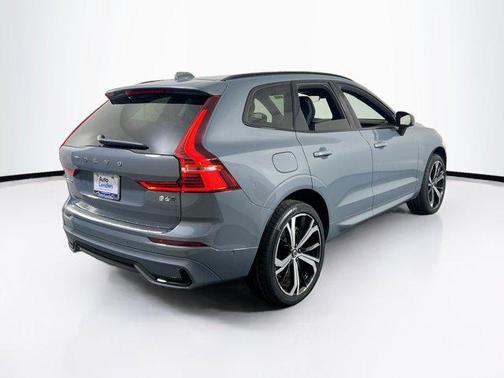 2022 Volvo XC60 B6 R-Design