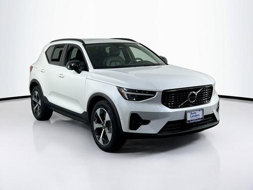 Crystal White Metallic 2023 Volvo XC40 B5 Plus Dark Theme