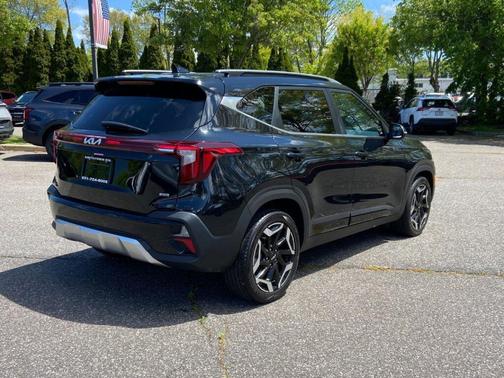 Fusion Orange 2024 Kia Seltos SX